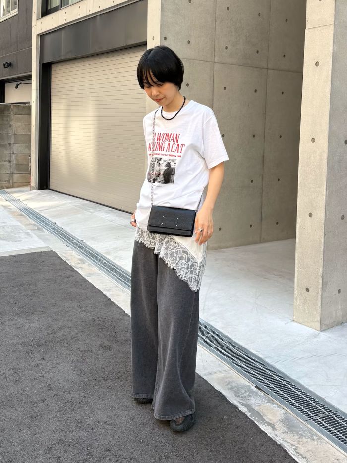 ヴィンテージライクに着こなす、大人の別注アートTシャツ。
温かみのあるヴィンテージ写真とモダンなロゴデザインを融合させた、今の気分にフィットする特別な一枚です。