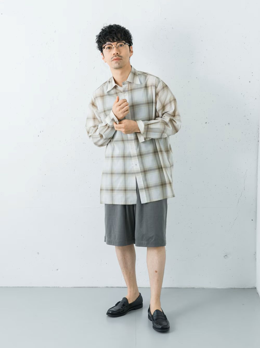 日差しがきつくなる季節に涼しくおしゃれに着こなせるシャツスタイル。
シャツはMサイズでもゆったりでリラックス感あるサイズ感です。
薄い生地ですがハリ感があるのできれいにスタイルがまとまります。

パンツはLサイズで幅は広めで丈は膝にややかかるくらいです。