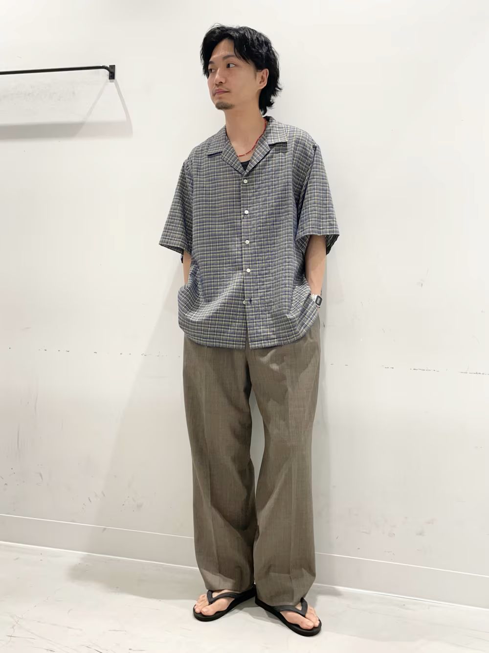 気温が上がる時期をさわやかに彩る、胸元の開きを大きくとったオープンカラーシャツ。
複数の化繊を掛け合わせ、強くねじり上げた糸で織りなす布帛を用いており、さらりとした感触を叶えました。