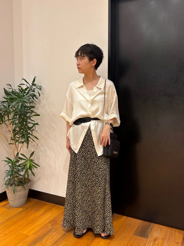 程よい光沢のある新作推しシャツ。
肌離れもめちゃくちゃ良くて蒸し暑い今の時期にピッタリです。
長いトップスでもウエストマークするとスタイルアップ効果も抜群です。