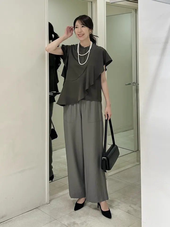 コーディネート身長 170cm

【ICB×インフルエンサーコラボ】

ラッフルデザインがアクセントの
一枚で着映える上品ブラウス！

吸水速乾の機能付きなので
汗をかく時期もサラッと快適に過ごせます◎

ワントーンで合わせることで上品に♩
アクセサリーをつけることで華やか見えも叶いますよ◎

お食事会などにもおすすめのコーデです♩


スタッフ着用サイズ
■ブラウス【4/Mサイズ相当】9号
■パンツ【4/Mサイズ相当】9号