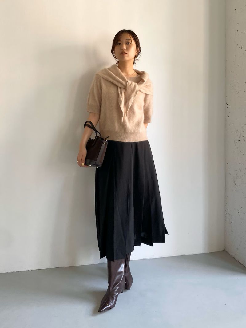 〈トップス〉
ROSSOの半袖ニット
モコモコなのに半袖っていうアンバランスさにときめく、、！
暑い日に無理してでも着たくなる！！！
