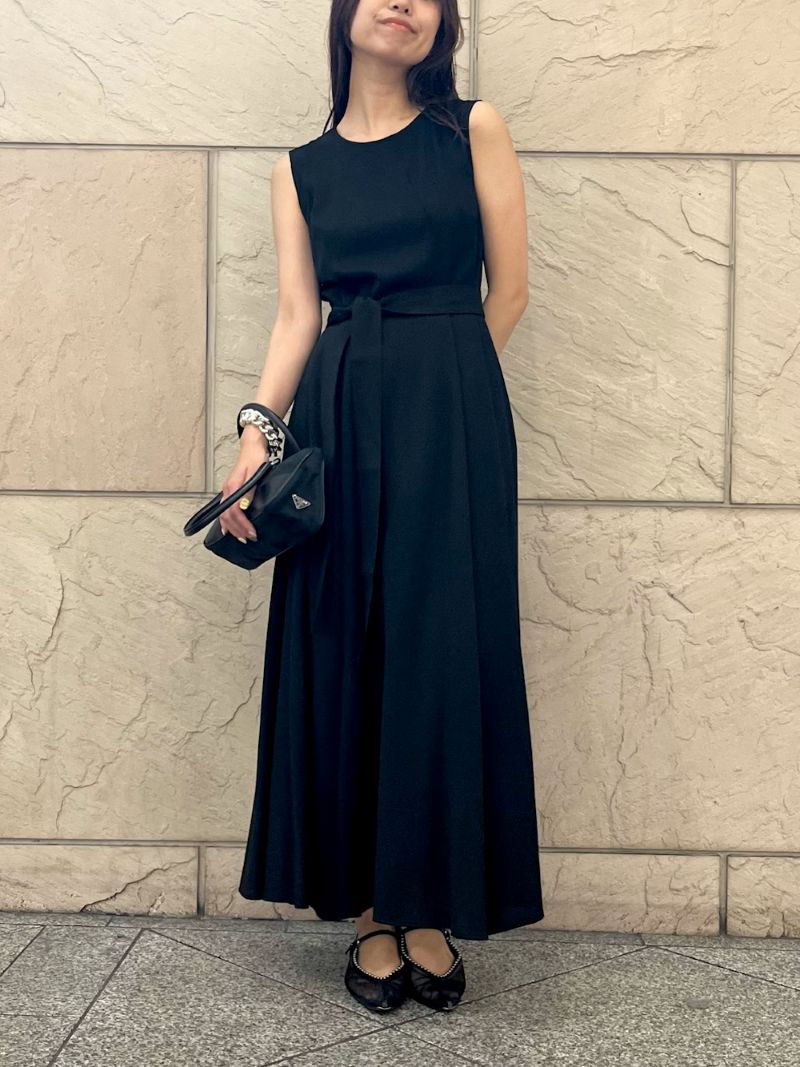 〈ワンピース〉
ROSSOの美シルエットワンピ
一見シンプルなストレートワンピですが
着てみると曲線がすごく綺麗で
スタイルアップして見えるデザイン
ベルトなしでも素敵ですがよりスッキリ着るならこんな感じでウエストベルトで。
6枚目のように首に巻いても可愛いですよ！