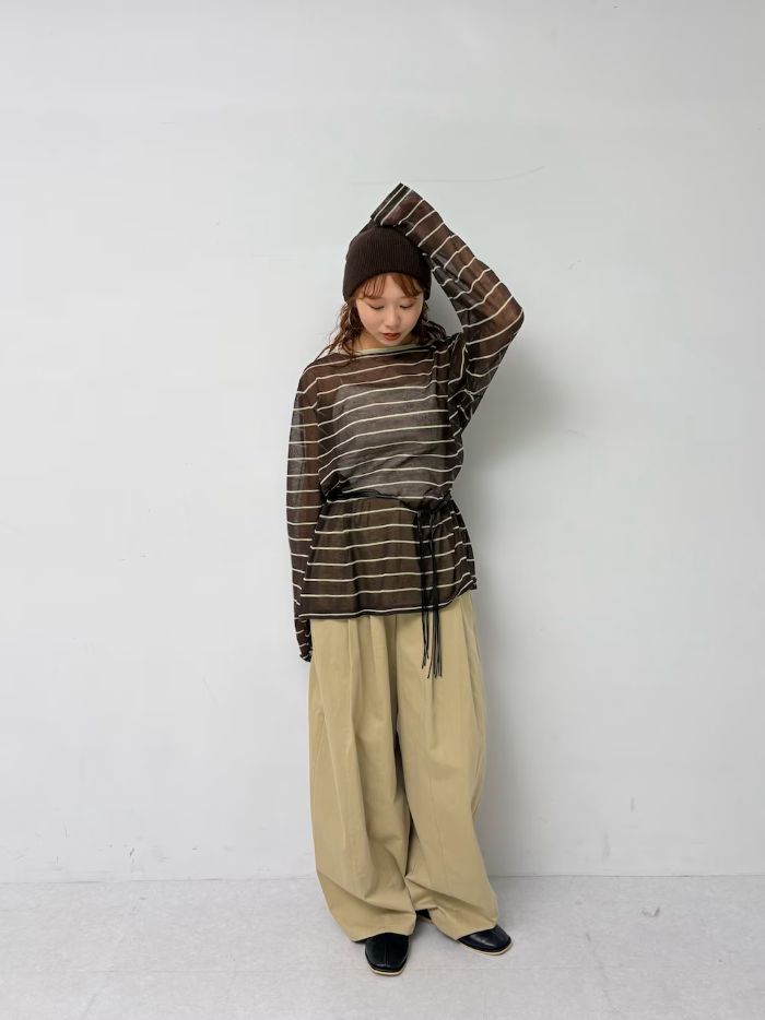 ゆるっとしたシルエットとシアー感が可愛すぎるボーダーのトップスを使ってコーデを組みました！

素材が柔らかく落ち感が綺麗なのでミニ丈のボトムスと合わせてもお洒落に着ていただけます！