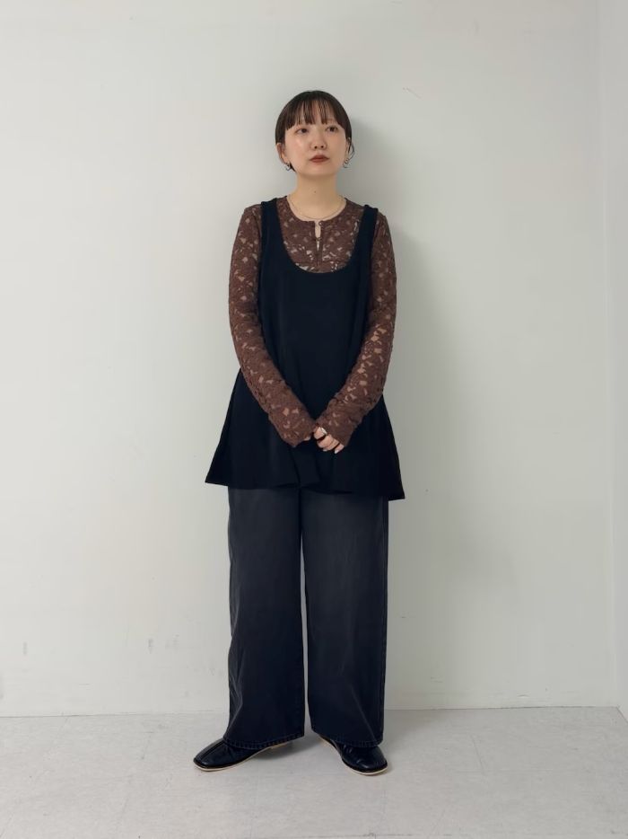 前後2WAYのミニワンピ。
ゆるっと広がるシルエットが
大人っぽく見せてくれます！

レースインナーを合わせて
秋先から使えるコーデに◎