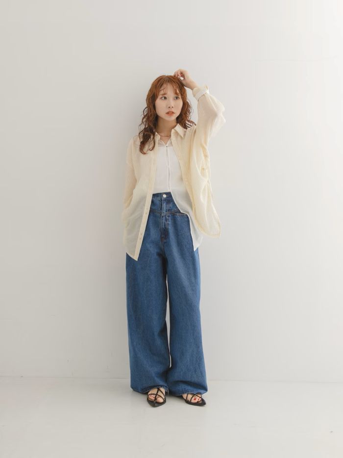 レイヤードしたデザインがお洒落なシャツです。

身頃だけが2重になっていて袖は1枚なので暑い時期からでも日焼け対策として着れるのも嬉しいポイントです！！

裾は絞れるようになっているので絞るとよりレイヤード感を楽しめます。