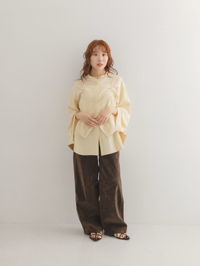 シャツはデザインが珍しいビスチェがセットになっているので1枚でオシャレ見えします。

袖のボタンを開けても可愛いです。
