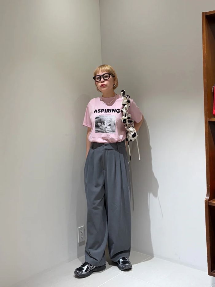 ヴィンテージライクに着こなす、大人の別注アートTシャツ。
アメカジやポップカルチャーを現代風に昇華するブランド「GOOD ROCK SPEED」への完全別注。
PINKカラーはヴィンテージな風合いを楽しめる製品染めに、立体感のあるフロッキープリントを施したこだわりの仕様です。
