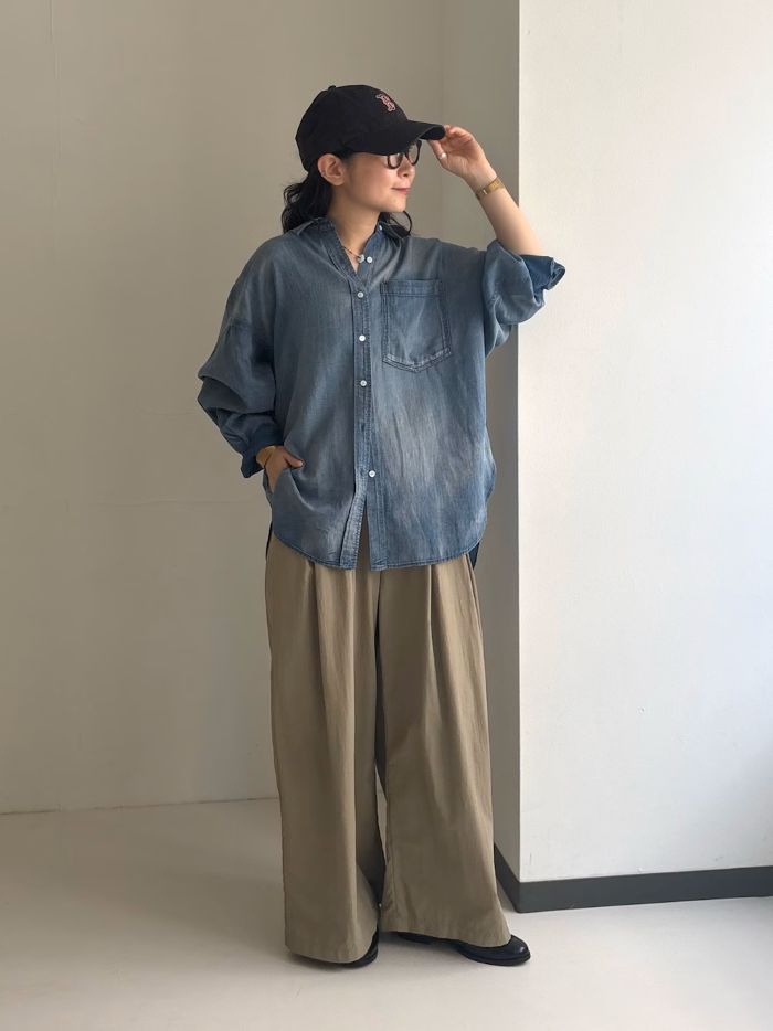 /デニムシャツ
綿100%のかなり薄手のデニムシャツ。
とても軽く、羽織っている感覚がないほどの着心地。
ゆったりとしたサイズ感で、
私の体型でヒップがすっぽり隠れる着丈です。

軽い羽織りとしてはもちろん、秋口はインナー使いもできロングシーズン活躍します。