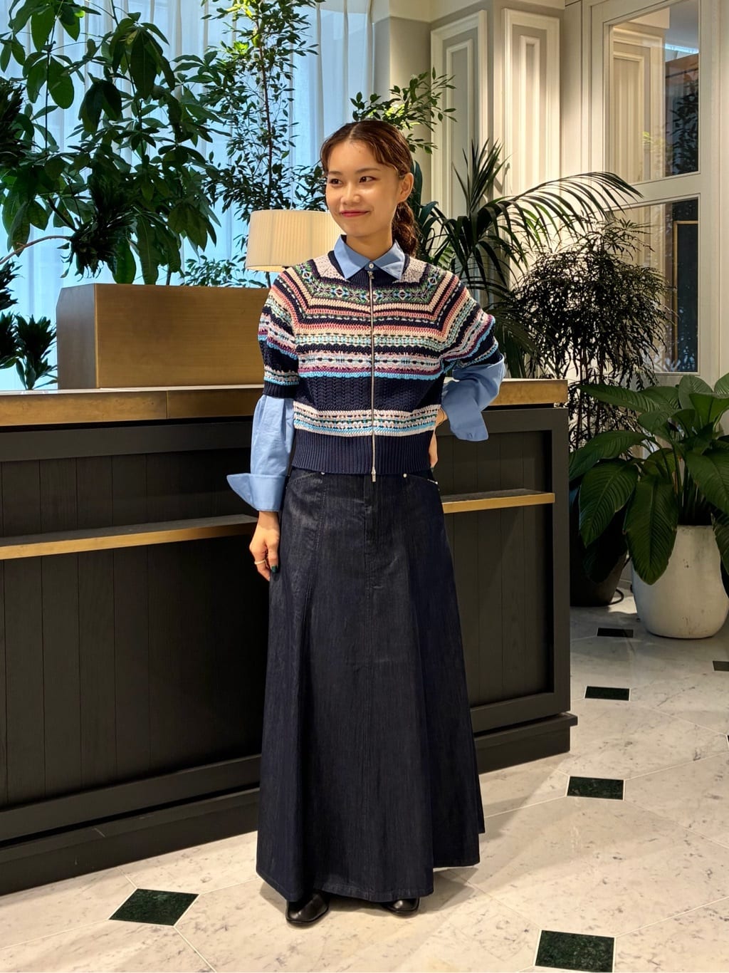 身長161㎝　〈MACPHEE〉フェアアイルジップアップカーディガン

フェアアイル柄を色鮮やかな糸でモダンに仕上げたジップアップカーディガン。グリーンのラメ糸も織り込まれており、華やかな印象を与えてくれます。この秋冬のスタイリングの主役になってくれるアイテムに、今回はこっくりとした色味のデニムスカートを合わせ、全体を落ち着いた印象に仕上げました。

