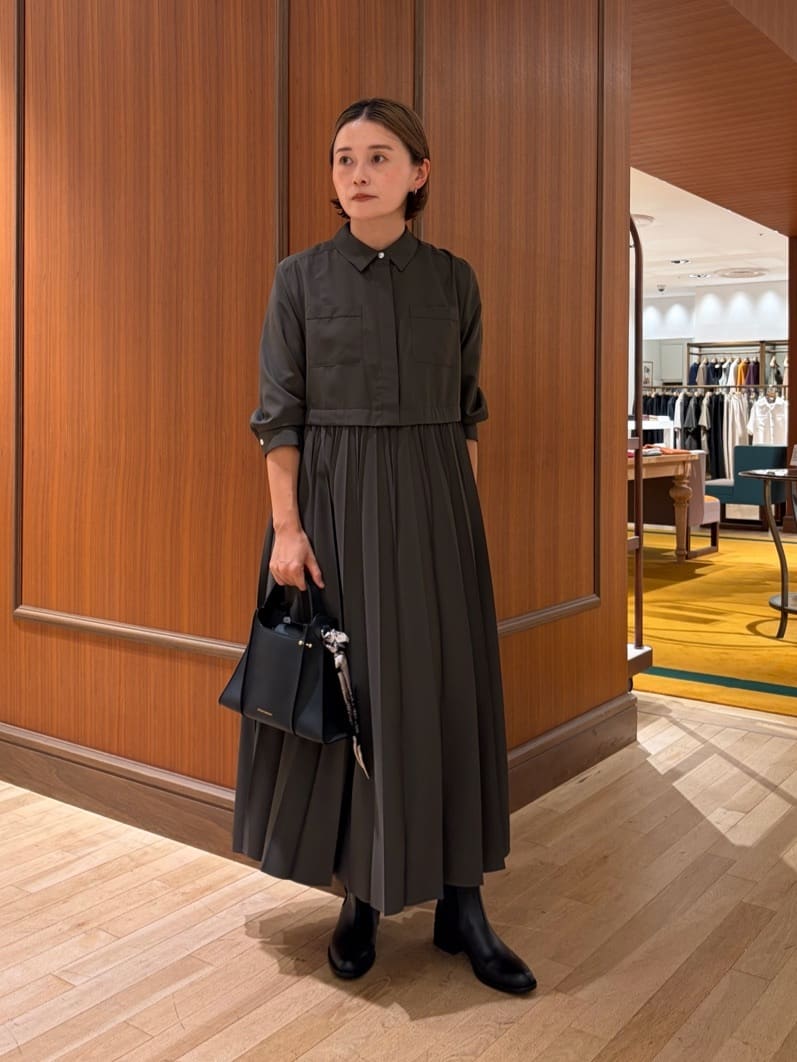 身長160㎝　ツヤのある、コットンライクなポリエステル素材を使用したシャツワンピースは、
絶妙な肉感と軽やかな五分袖のデザインが、季節を問わず通年でお召しいただける一着です。
シャツとスカートをセットアップで着用しているような雰囲気で、一着でスタイルが決まる形です。