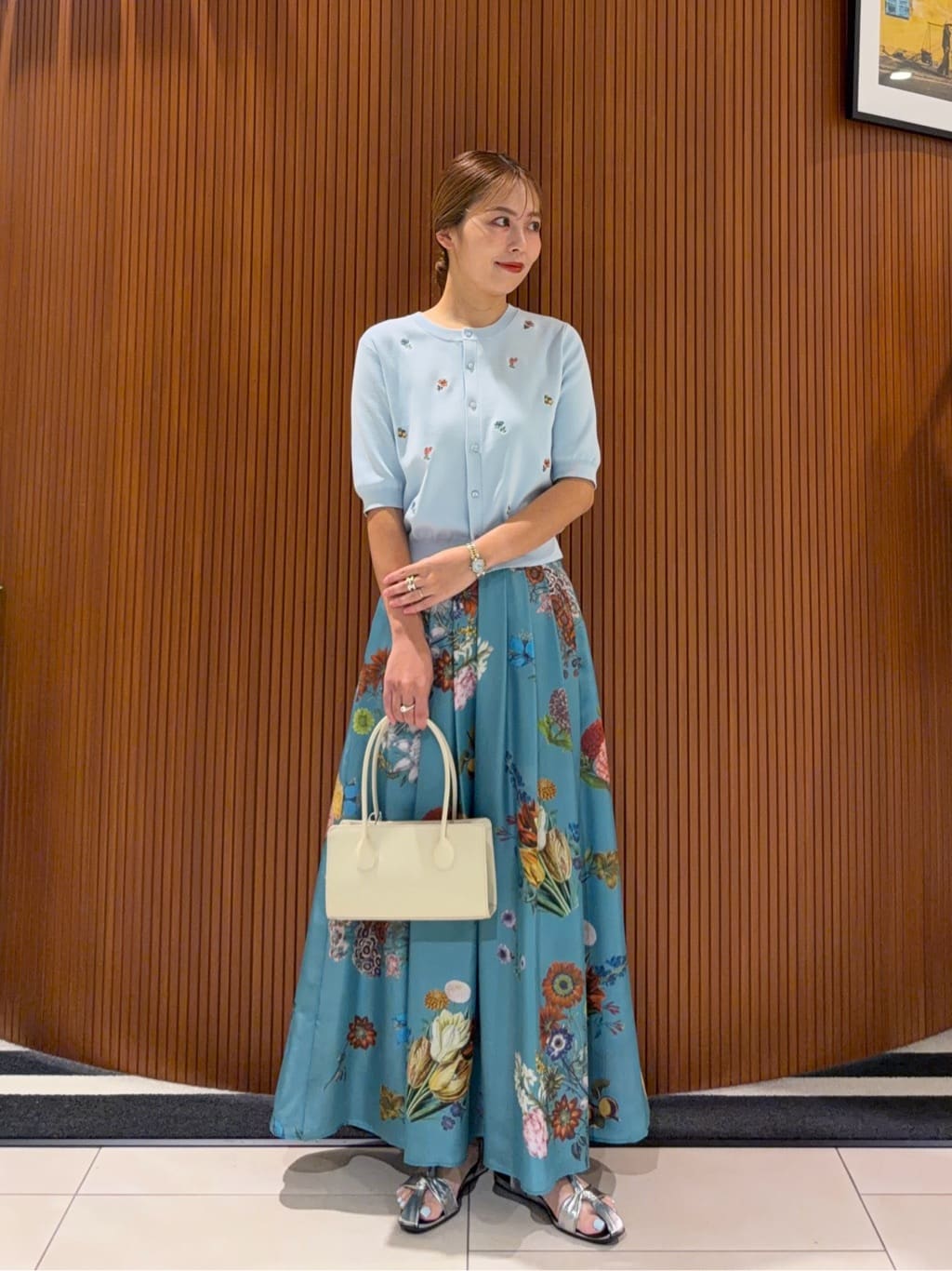身長164㎝　〈CABaN〉BOUQUET エンブロイダリーハーフスリーブカーディガン

シグネチャーアイテムでもあるボタニカルプリントシリーズより、今季の「BOUQUET」に使用したモチーフをリンクさせ花々や果実のモチーフを刺繍で表現。
コンパクトな着丈とシルエットながら、アームホールや身幅はゆとりを持たせているのでストレスのないフィットに仕上げました。

ボタンを留めてプルオーバーとして着るのはもちろん、羽織りとしても万能な一着です。
