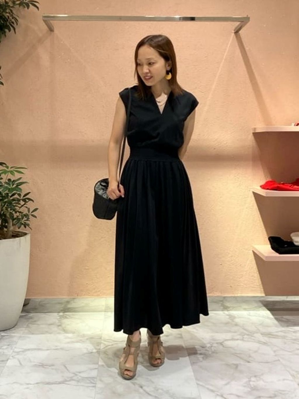 【コンパクトポンチフレアワンピース】

普段サイズ：36　/　着用サイズ：36

ジャージー素材で程よい厚みがありつつ、しなやかな落ち感がカジュアルになりすぎないワンピース。ウエストはゴムでストレスフリーな着心地。しわにもなりにくくご旅行などにもおすすめ。丈感は155センチの私でフラットでも重くならずカジュアル見え、ヒールだとエレガントな印象に。胸元のあきも横が狭く縦ラインで顔周りがすっきりして見えます✨