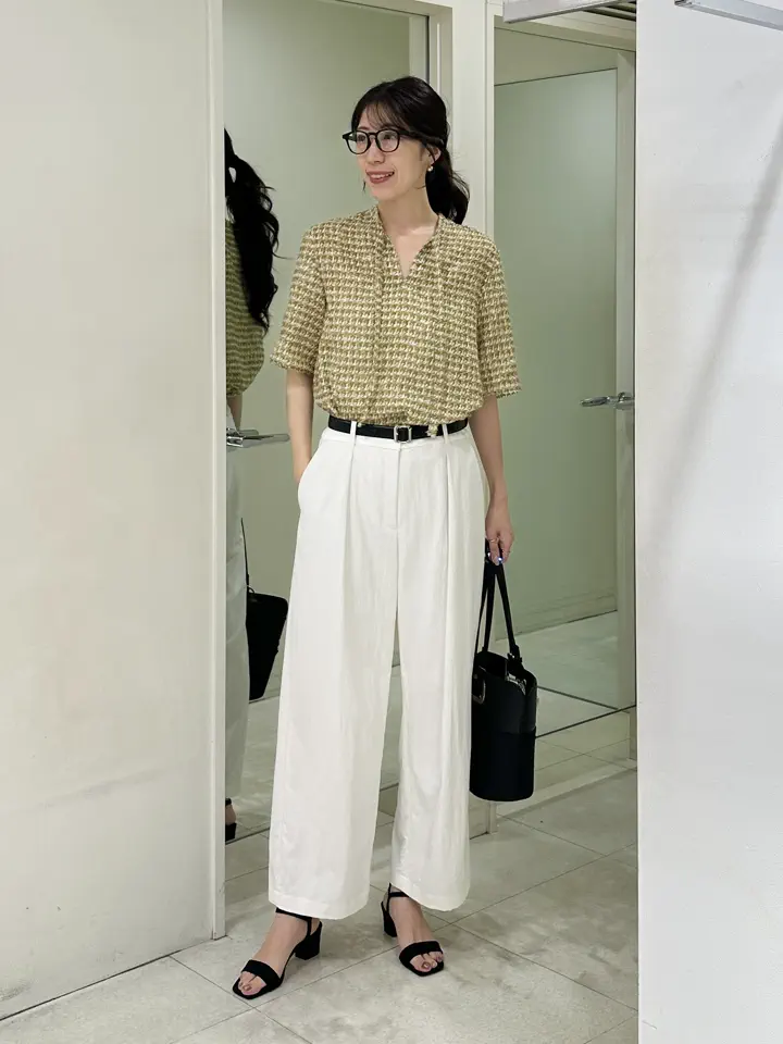 コーディネート身長 170cm

ボウタイブラウスの着回しコーデ♩

ボウタイ部分はそのまま垂らしても
結んでアレンジしても楽しめますよ^_^

ウエストはインしてメリハリを！
ベルトをすることでグッとおしゃれ見えも叶います◎

一枚で着映えするので
デスクワークやお出かけにもおすすめです♩


スタッフ着用サイズ
■ブラウス【4/Mサイズ相当】9号
■パンツ【4/Mサイズ相当】9号