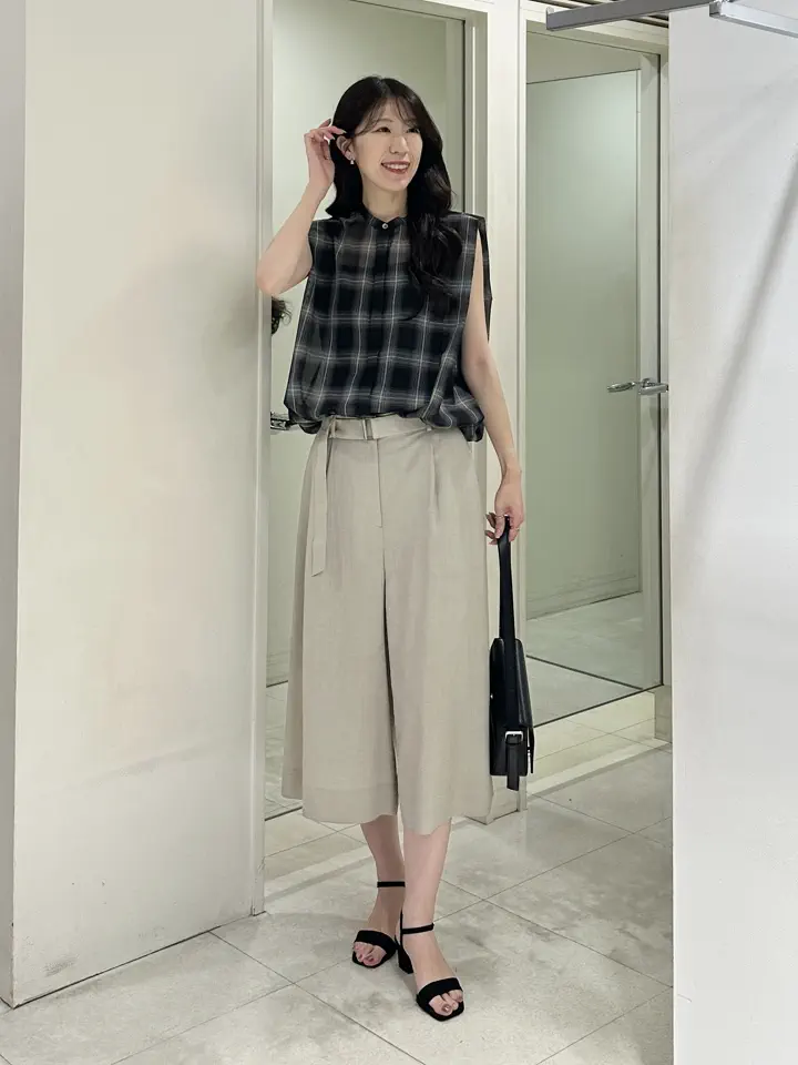 コーディネート身長 170cm

トレンドのチェック柄を取り入れた
大人のきれいめカジュアルコーデ♩

ブラウスはシアー素材で軽い着心地！
裾のスピンドルで絞ることができるので
ふんわりとしたシルエットも楽しめます◎

着丈が長すぎないので、
ガウチョパンツとの相性も抜群ですよ^_^
(前だけ少しインして着ています)

スタッフ着用サイズ
■ブラウス【4/Mサイズ相当】9号
■パンツ【4/Mサイズ相当】9号