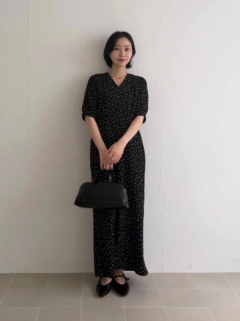 華やかな小花柄が目を惹くワンピース。
すっきりとしたVネックとストレートシルエットで、甘くなりすぎず大人っぽく着こなせます。サラッとした肌触りで着心地も抜群。
1枚でコーディネートが決まる上品なアイテムです！