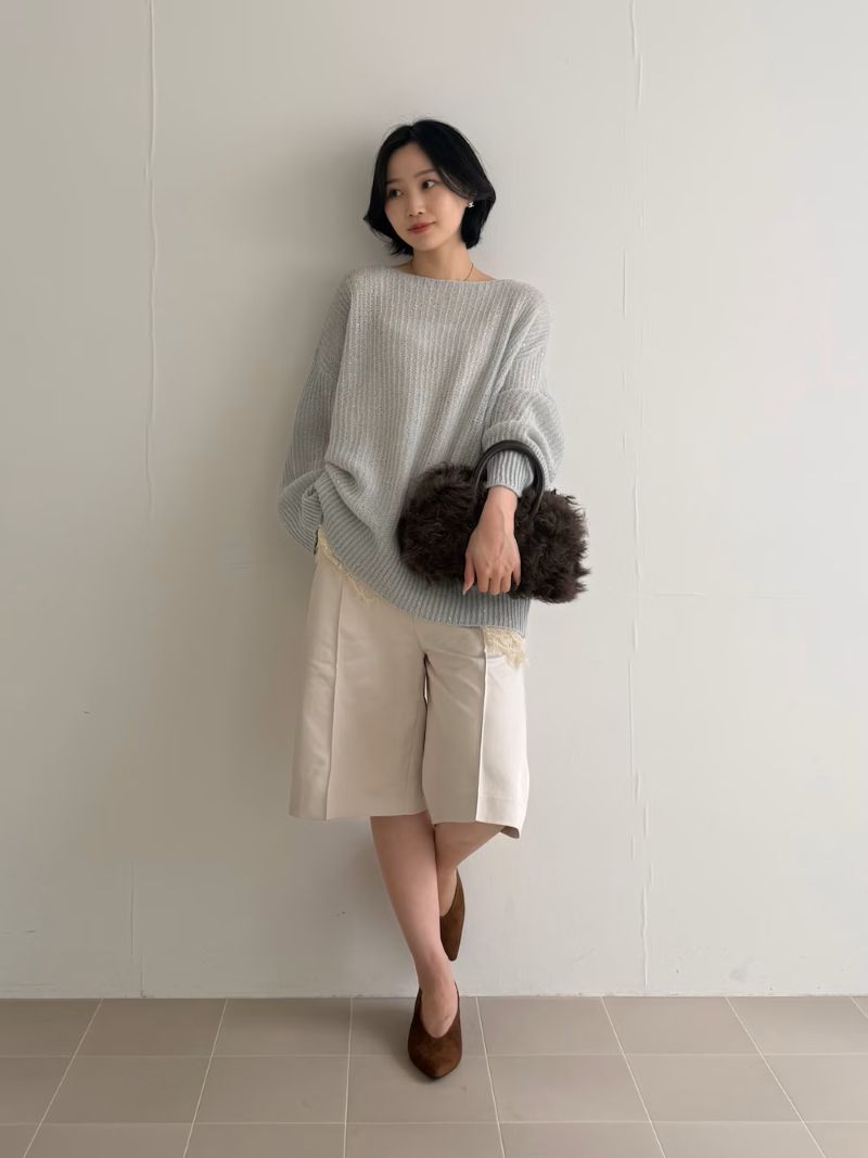 きらりと光るスパンコールが華やかなシアーニットに、すっきりとしたボトムを合わせた大人カジュアルスタイル。
程よい透け感と柔らかい素材感で抜け感をプラスしてくれます！
デイリーからお出かけまで幅広く着回せる、シックで女性らしい雰囲気が魅力のコーディネートです。