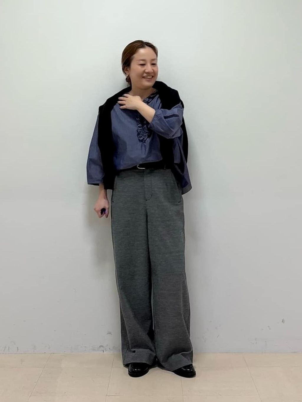 【　ウォッシュドタイプライターフリルブラウス　】
普段サイズ：M　/　着用サイズ：M
肌離れするサイズ感で肌触りもサラッとしており涼しく着られるブラウスです。浅Vの首元ド透け感の気にならないためインナーを気にせず着られます。日差しよけにもちょうど良い袖丈なので今から真夏、また残暑の頃まで使える万能ブラウスです。

【シェルタリングセミワイドパンツ】
普段サイズ：SS.S　/　着用サイズ：S
サラッとした履き心地で夏でも張り付かず着やすいパンツです。シワにもなりにくい生地感でオンオフどちらでも活用できます。Sサイズで少しゆとり感はありますがウエストは少し調節できるので安定感もありました。150センチで少し長めのフルレングス丈になりました。