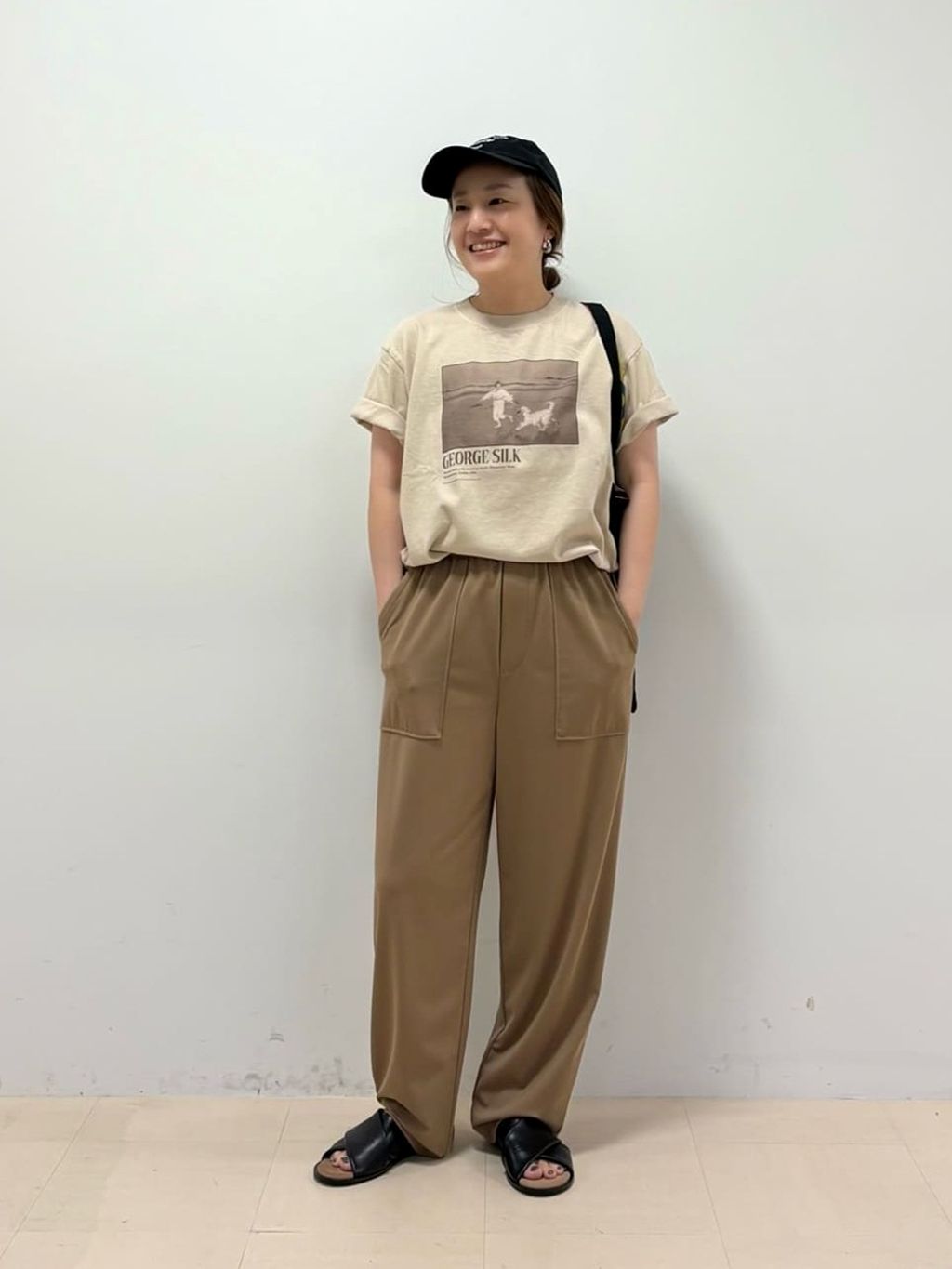 【　《LIFE PICTURE COLLECTION別注》フォトTシャツ DOG　】
普段サイズ:M   /   着用サイズ:M
オーバーサイズで程よいゆとり感のあるシルエットです。柔らかくて肌当たりも優しい生地です。ベージュは透け感もなく安心して着られます。袖は折り返しカジュアルに着たりとアレンジが楽しめます。この先インナーとしても着られるので長く使えます。

【　鹿子ストレッチベイカーパンツ　】
普段サイズ：SS.S　/　着用サイズ：S
滑らかな手触りでとても伸縮性のある、着心地抜群のパンツです。軽く肌触りも気持ち良くノンストレスで着られます。
ウエストはゴム仕様で楽に締め付けなく着られいつものサイズでリラックスして着用できました。ドロストで調整可能なため、幅広くサイズ対応可能なパンツです。