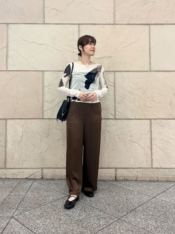 【トップス】
柄が可愛いシアートップス！こちらはエレンディークです。
前後2wayとしてもいけそうでした！


【パンツ】
サテンの艶感が可愛い、そして着心地も楽です◎
ウエスト周りのゴムがスッキリしていました。
今から秋までたっぷり着れそうです♪