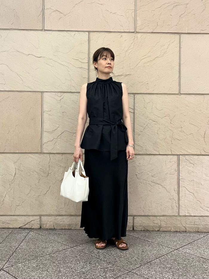 【トップス】
おすすめのブラウスはリボンで雰囲気を変えて着ていただけます！
少し張りのある生地ですが、硬すぎずシワにもなりにくいです。
同窓会や会食など、ちょっと気合を入れたい日からリボンを外して普段まで幅ひろいシーンに使いたい一枚◎

【スカート】
お得なタイミングでリアルバイしたスカート！
ラインきれいで涼しいです。38は高身長さんでもいける長さです。
