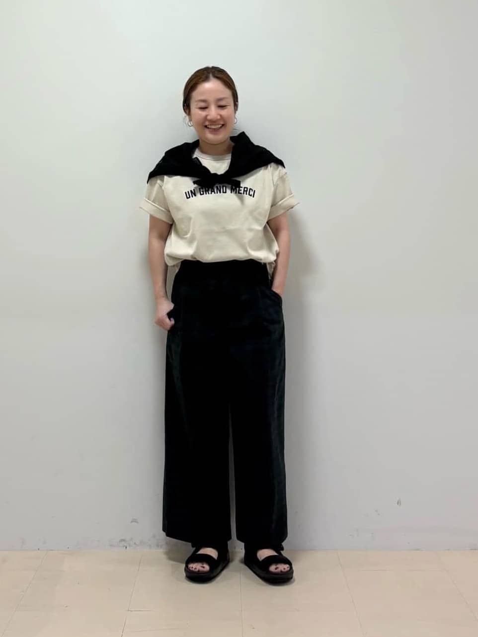 【　フロッキープリントTシャツ　】
普段サイズ：M　/　着用サイズ：M
身幅はゆとりがあり肌離れし、アーム周りもゆったりとしているので風通しがよく着心地も良いです。少しすっきりとした短めの着丈でバランスも取りやすいです。フロッキープリントのロゴがポイントになりカラーによって雰囲気も変わるので色違いでも持っておきたいTシャツです。透け感もあまり気になりませんでした。

【　クールマックスサッカーガウチョパンツ　】
普段サイズ：SS.S　/　着用サイズ：S
サッカー生地のサラッとした肌触りで軽く涼しく着られるパンツです。さりげないチェック柄もポイントになり落ち着いた色目で暑さが長引く9月頃まで長く使えます。150センチでくるぶしくらいの着丈になりました。真夏はサンダル合わせ、秋色が増えたらローファーなどでも可愛く着られます。