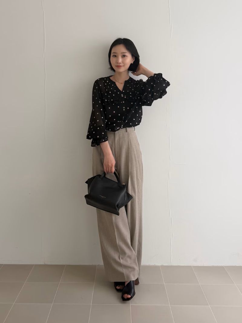 華やかなフラワー刺繍ブラウスに綺麗なワイドスラックスを合わせた大人可愛い上品スタイル。ハイウエスト仕様でスタイルアップも叶います。防シワ素材のパンツはお手入れも楽々でデイリー使いに重宝しますよ。
			
			
			