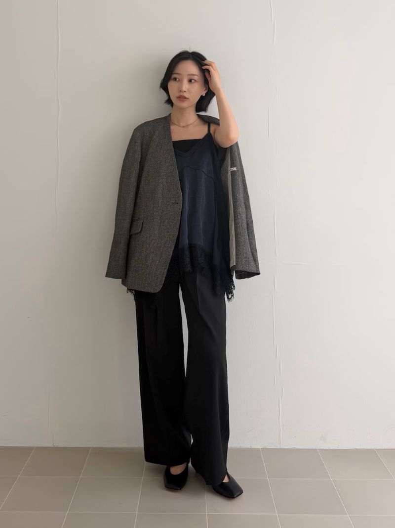 繊細なレースヘムが目を引くサテンキャミソールに綺麗なワイドスラックスを合わせた、上品でトレンド感のある大人カジュアルスタイル。
ハイウエスト仕様でスタイルアップも叶います。