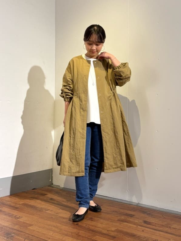 149cm ウェーブ イエベ春
【コート】着用サイズ:0
春に大人気だったコートが秋冬バージョンになって登場。さらに0サイズも登場し、幅広い方にお召しいただけるようになりました。
Fサイズよりもウエストのドロスト位置を高くし、着丈も短くなりました。袖のボリュームも少なくなり、袖ゴムもしっかりととまるように。
ほどよく肉厚でやや光沢感があり、春夏よりも深めのベージュカラーが特徴です。

【トップス】着用サイズ:00
ロングセラーTブラウスより、00サイズが登場。
ワイドパンツを合わせる時や、レイヤードするトップスが短い時、ちょっと後ろが長すぎるかも？と思っていたので0サイズより約3.5cm着丈を短くしました。また、袖のボリュームも少し減らしたことでレイヤードしたときの袖のごわつきも抑えています。
白でも透けにくいほどよい厚みがあり、背中や袖のタックが立体感があり一枚で着てもサマになります。

【パンツ】着用サイズ:0
定番のデニムパギンス。
伸縮性に優れ、窮屈感のないストレスフリーな履き心地です。
チュニックやワンピースの下に合わせるなど一本持っていれば間違いないアイテム。