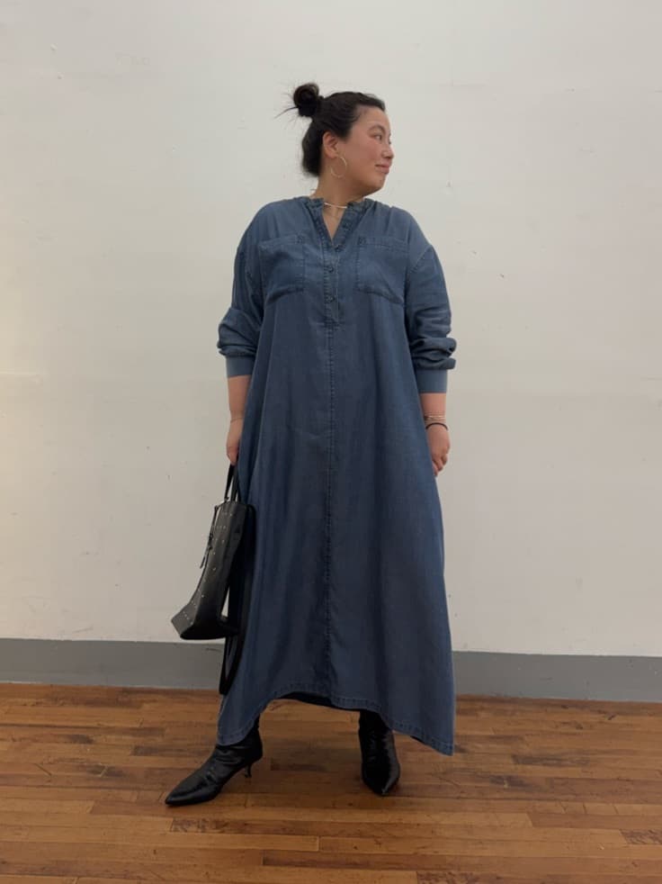 158cm ストレート ブルベ夏
一枚でコーデが完成する、大人のデニムライクワンピース。

ロング丈でも広がりすぎず、ストンと落ちるシルエットなので、身体が大きく見えにくいのがお気に入りでした◎

ゆったりとしたシルエットで身体のラインを拾いにくく、気になるお腹や腰まわりも自然にカバーしてくれます。

デニム見えする素材ですが、とても軽い着心地なのでロング丈でも重たさを感じにくく、ストレスなく着られました。

胸元はスキッパーデザインで顔まわりがすっきり見え、縦のラインを作ってくれるので全体もすらっとした印象に。

袖口はリブ仕様なので腕まくりもしやすく、お好みのバランスで着られるのも嬉しいポイントです◎

さらに、あると嬉しいポケット付き。
一枚でさらっと着るだけでサマになり、お出かけから普段使いまで活躍してくれるワンピースです