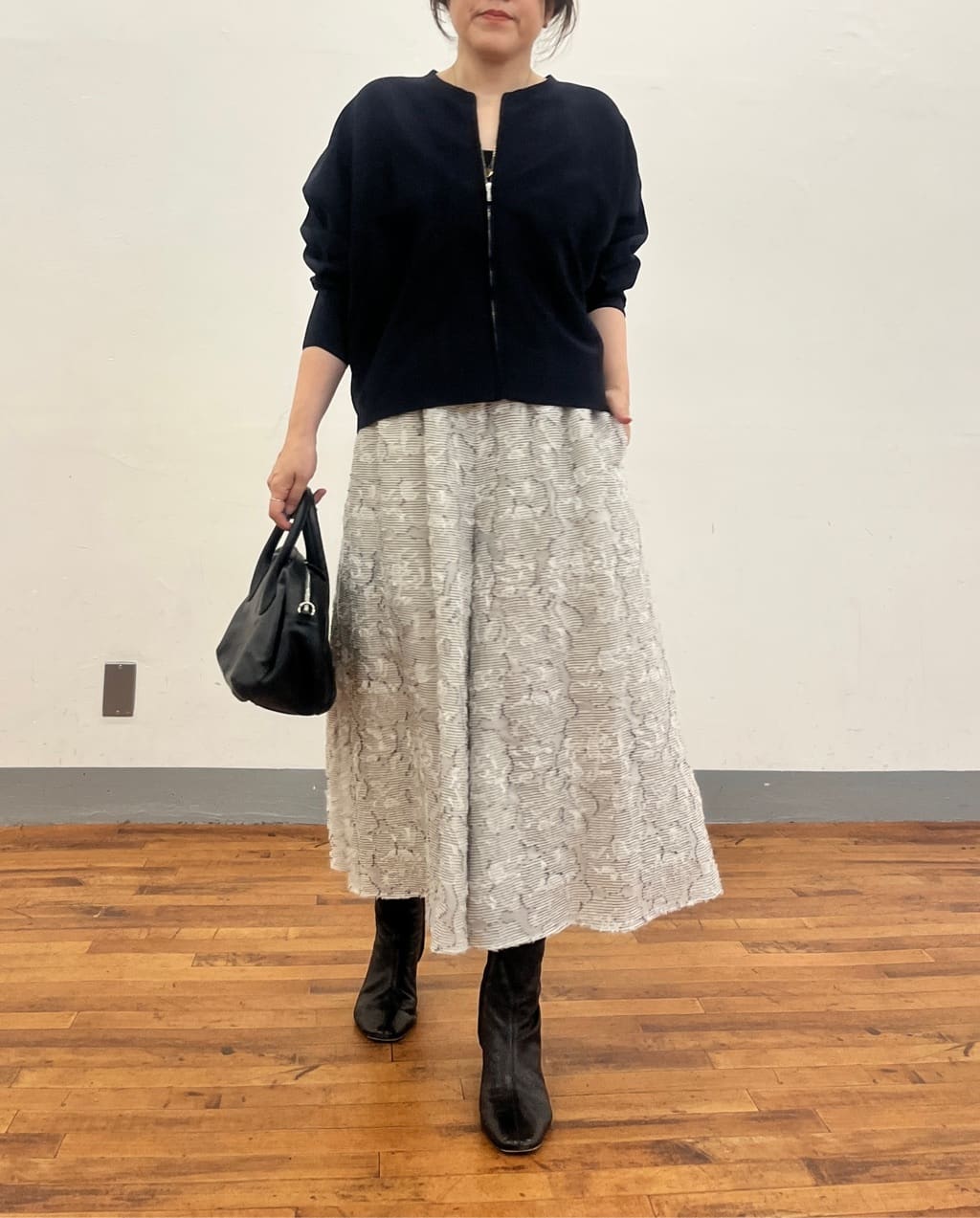 160cm ストレート イエベ春
ドルマンニットカーディガン（ネイビー）

ゆったりとしたドルマンシルエットが魅力のニットカーディガン。

ネイビーは落ち着いたカラーですが、重たくなりすぎず上品な印象で着られました。

実際に着てみると、身幅にゆとりがあるので体のラインを拾いにくく、リラックスした着心地。

ドルマンスリーブのおかげで肩まわりや腕まわりにもゆとりがあり、さっと羽織るだけでこなれた雰囲気に仕上がりました。

--------------

花ボーダージャガードサルエルパンツ（ホワイト）

花柄とボーダーをジャガードで表現した、表情豊かなサルエルパンツ。

ホワイトでも真っ白ではないやわらかな色味なので、ネイビーとも自然になじみやすい印象でした。

実際に履いてみると、ゆとりのあるシルエットで脚のラインを拾いにくく、とてもラクな穿き心地。

立体感のあるジャガード素材が、シンプルなトップスにも華やかさをプラスしてくれます。

--------------

ラウンドミニボストンバッグ（ブラック）

丸みのあるフォルムが特徴のミニボストンバッグ。

ブラックを合わせることでコーデ全体が引き締まり、大人っぽい印象にまとまりました。

--------------

ネイビー×ホワイトでまとめた、季節を先取りしたコーディネート。

実際に着てみると、

・ドルマンシルエットで体のラインを拾いにくい
・ジャガード素材でシンプルになりすぎない
・ホワイトパンツがコーデを軽やかに見せてくれる
・ブラック小物とショートブーツで全体が引き締まる

と、夏から秋への季節の変わり目にも取り入れやすい組み合わせでした。

“秋を少し意識したコーデを楽しみたい”

そんな時にもおすすめのコーディネートです。