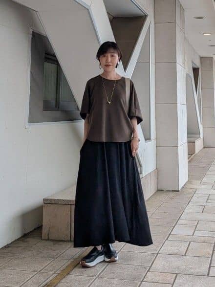 164cm ウェーブ イエベ秋
【トップス】
モチモチで柔らかい生地なので、気持ちの良い着心地です。
肩が決まってないデザインで、身幅ゆったりで体のシルエットを拾いません。
シンプルなデザインで長すぎない着丈なのでお手持ちのワイドパンツやスカートにも合わせやすいですが、同素材のスカートとセットアップで揃えるのもおすすめです！

【ワンピース】1サイズ着用
肌離れの良いサラサラの生地感で、真夏でも快適に着られそうです。
スルンと落ち感がありマキシ丈ですがボリュームが出ずにスッキリ見えます！　
シワになりにくい素材なのでご旅行用にもピッタリです。
シンプルなデザインなので羽織るもので雰囲気変えられて着回し力の高いアイテムです。
164,cmで足首の見えるくらいの着丈です。

【ボディバッグ】
軽いレザーを使用していて、マチ広めのデザインなので容量もあり使いやすいです。
ポケット多めなところも嬉しいポイント。
ご旅行時などにも両手が空くので便利ですよ！

【スリッポン】24㎝着用
中のインソールに厚みがあり、スタイルアップして見えることはもちろん、足が疲れにくいです。
レザーなのにこの軽さは嬉しい！
いつものサイズを選んで問題なしでした。
足幅広めや甲高の方は、0.5cmサイズアップしても良いと思います。