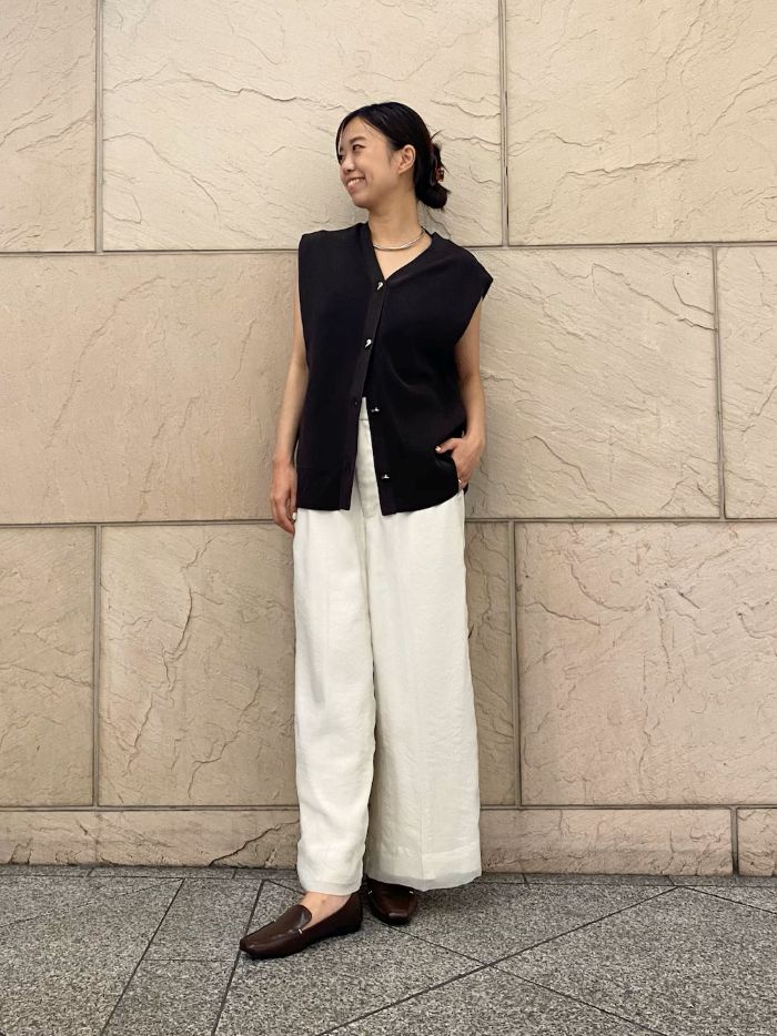 〈トップス〉
ROSSOのニットベスト
秋まで着れる服が欲しくて
このタイミングでリアルバイ！
ゆったりした身幅で風通しが◎
基本いつもウエストマークしてますが
そのまま着る時は下のボタン２つ開けるとバランス取りやすいです！

〈パンツ〉
ROSSOのシアーパンツ
いつもより少しだけ短め
162cmでフラットシューズで合わせて絶対引きずらない丈です！
（36だと短かった！）
小柄さんでも履きやすい丈だと思います◎
