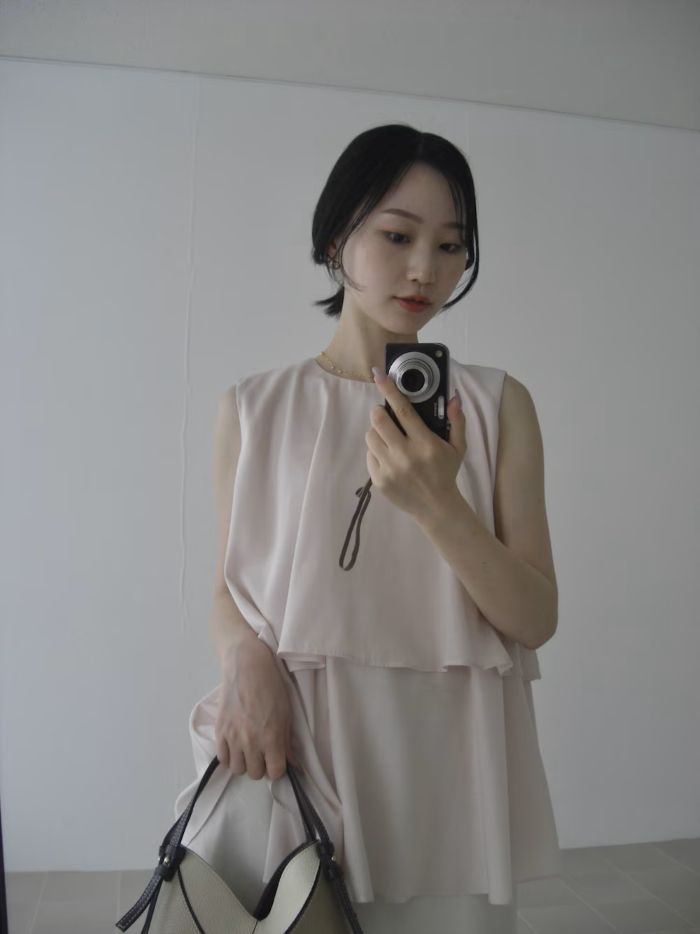 さらりとした肌触りと綺麗なシルエットが魅力のアイテム。
上品なツヤ感と落ち感があり、着るだけで洗練された大人な印象に仕上がります◎
オンオフ問わず使いやすく、すっきりとしたボトムを合わせるだけでこなれ感のあるきれいめスタイルが叶います♪