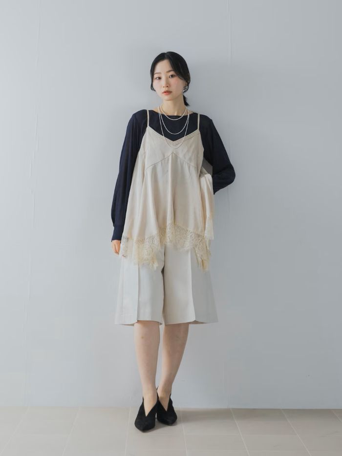 華やかなフェザージャガードのキャミソールに、ほんのり透け感のあるシアーTシャツを合わせた上品なレイヤードスタイル。
ペプラムシルエットが女性らしいメリハリを演出◎
ボトムは、レザーライクな艶感と美シルエットに、2WAYストレッチ・撥水・透け防止機能を備えたハーフパンツ。