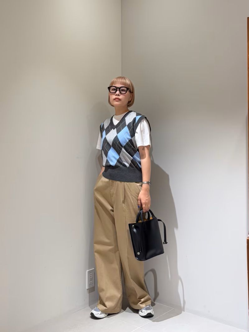 アーガイル柄のベストは
今からでも着ていただけます。
寒くなったらジャケットと合わせたい。

パンツは綺麗なストレートで
カジュアルだけでなく、
きれいめなスタイルにも履いて頂けます。