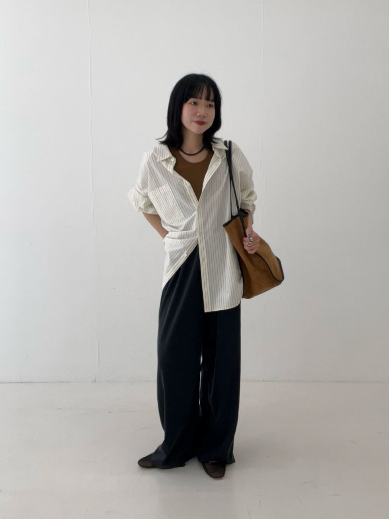 ・シャツ
バックデザインが可愛いストライプシャツ。
後ろのボタンを留めることで身幅もすっきり。
・パンツ
低身長さんにもおすすめのパンツ。
152cmで36を着用しており、長さぴったりでした。
ウエストもゴム仕様でサイズ調節可能な紐付きなので、華奢な方も問題ないです。