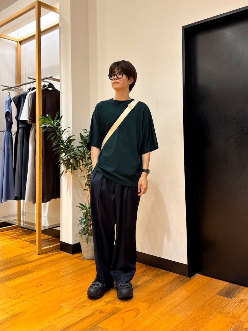 スラックスにボリューム感のあるシューズを使ったスタイリングです。
程よくガジュマルなスタイリングが好きなのでこれくらい気を張らない着こなしおススメです。