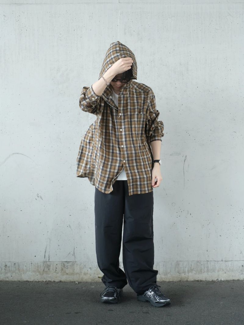 チェック柄シャツとワイドパンツを合わせた、リラックス感のあるカジュアルスタイル。
足元はスニーカーで軽快にまとめました。