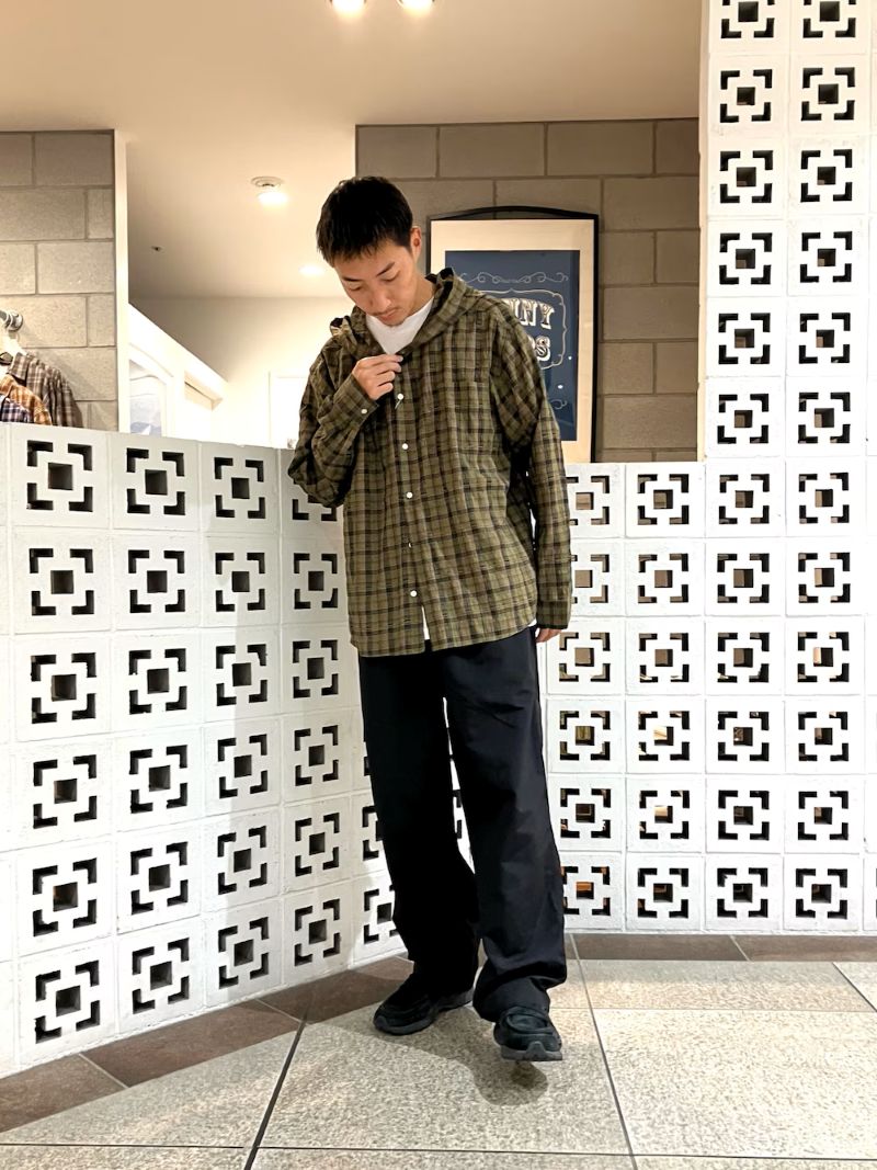 175cmでLサイズ着用です。

パンツもブラックでLサイズ。
秋物徐々に入荷中でございます。