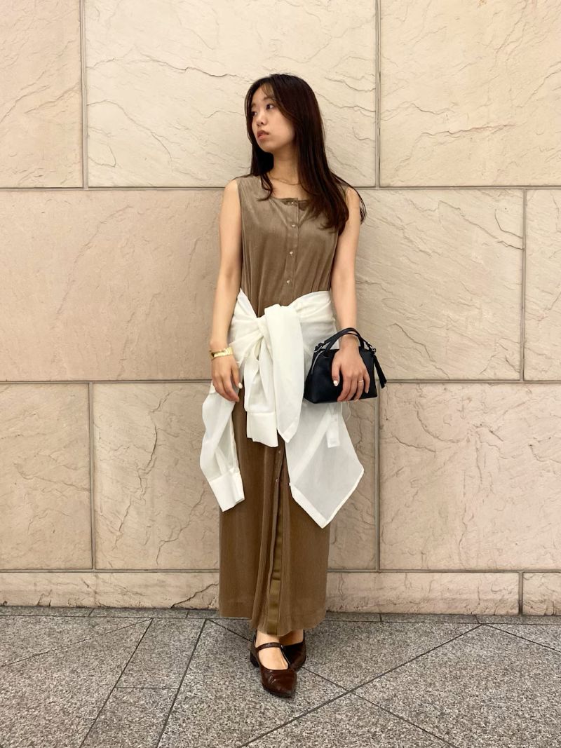 〈ワンピース〉
ROSSOのベロアワンピース
こっくりとした秋らしいベロアではなく
透け感ありの軽やかなベロアで
今からすぐに使える涼しげな印象です。
形は細身なのでヒップラインが気になる私は38サイズがちょうどよかったです◎