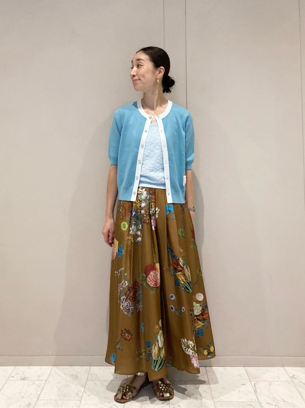 身長165㎝　〈CABaN〉コットンカシミヤ バイカラーハーフスリーブカーディガン

コンパクトなシルエットの五分袖のクルーネックカーディガン。一点一点手作業でパールビーズをあしらった〈CABaN〉ロゴがポイント。　

生地に表情のあるサラッとしたニットインナーと色味を合わせてスタイリングしました。
