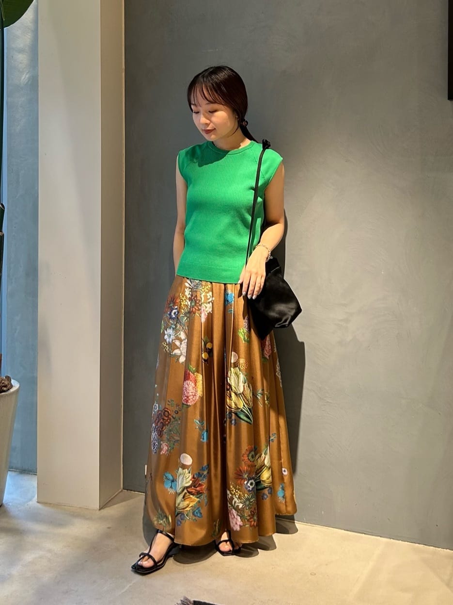 身長151㎝　〈CABaN〉シルク BOUQUETプリント フレアスカート

18世紀の植物図鑑の繊細なボタニカルアートを用いた〈CABaN〉オリジナルのプリントシリーズ。こちらのブラウンは色物との相性もよく、鮮やかなグリーンと合わせると夏らしい印象に。