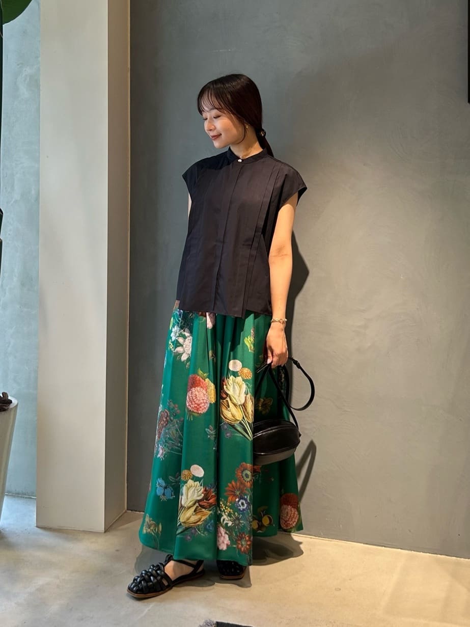 身長151㎝　〈CABaN〉シャトルポプリン タックノースリーブブラウス

ハリ感があるコットン素材のノースリーブブラウス。フレンチスリーブで腕周りもすっきりと見せてくれます。小柄な方にもおすすめな着丈で、どんなボトムともバランスがとりやすい1着です。