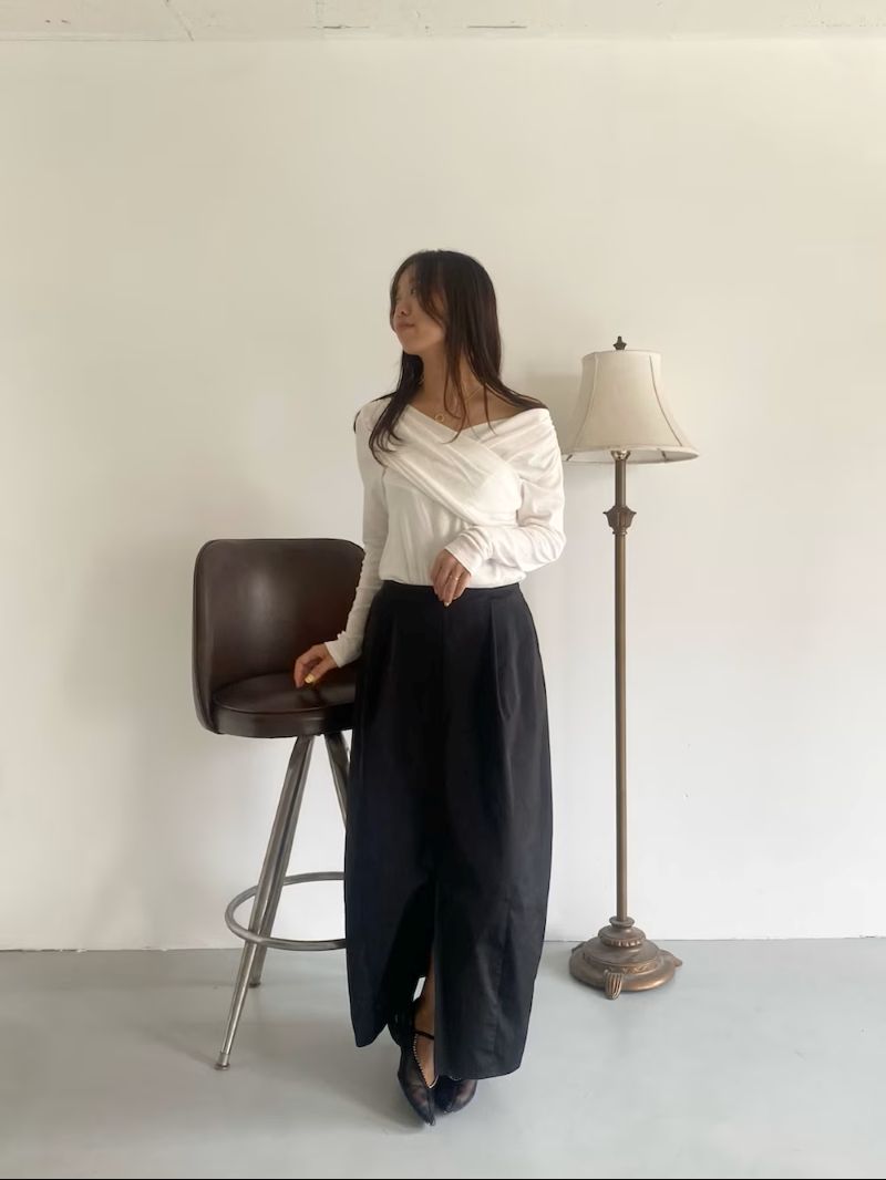 〈トップス〉
ROSSOのドレープカットソー
着るだけで華奢見えする
スタイルアップトップスです✨
Tシャツの着心地なのに一枚で映えるのがうれしい〜！
オフショルにして着ていますが
そのままカシュクールのトップスとして着ても◎
