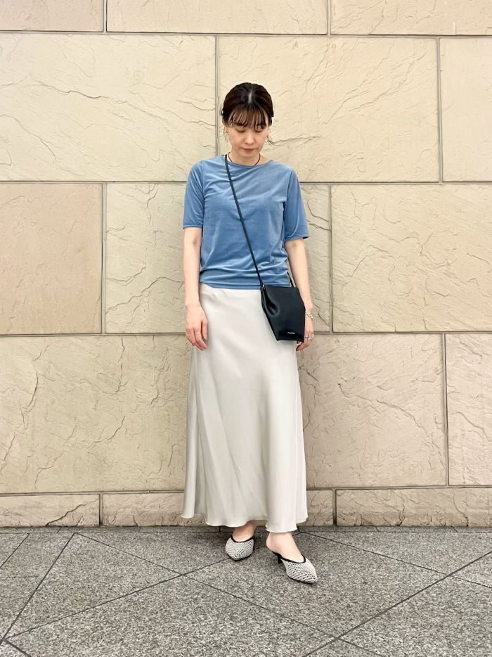 【トップス】
カラーが目を惹くブルーベロアでふわふわしていますが、暑い時期からも着れる、内側がクールタッチ素材です◎

【スカート】
シルエットがキレイなサテンスカート。
吸水速乾で夏から秋のニット合わせまで、
今から活躍しそうな予感です、、、！