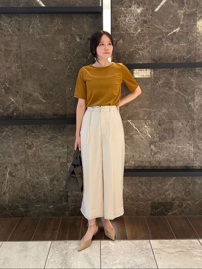 上品な光沢感のシアーベロアカットソーと、シフォン×サテンのレイヤードが魅力のベルテッドワイドパンツ。
軽やかな透け感と縦ラインを活かした美しいシルエットで、晩夏から秋にかけて洗練されたスタイルを演出します◎
快適な着心地も兼ね備えた、季節の変わり目に活躍する組み合わせです！