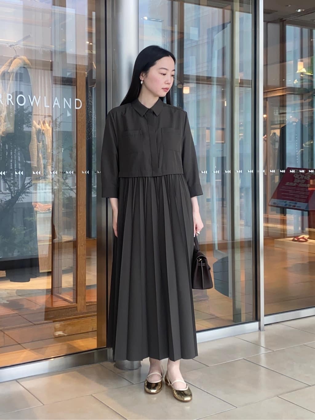 身長158㎝　〈Ballsey〉
スパンブロード ポケット付きシャツワンピース。
しっとりとした光沢感のある素材が上品な印象のシャツワンピースです。
シャツカラーできちんと感がありながら、ウエストからふんわりと広がるギャザーが女性らしい柔らかなデザインです。
深みのあるカーキは、甘さを抑えたシックな雰囲気で、足元や小物次第でオンにもオフにも。さらりと一枚で着るのはもちろん、カーディガンやジャケットを重ねたり、秋口にはブーツを合わせたりと、季節をまたいで楽しめるのも魅力です。
