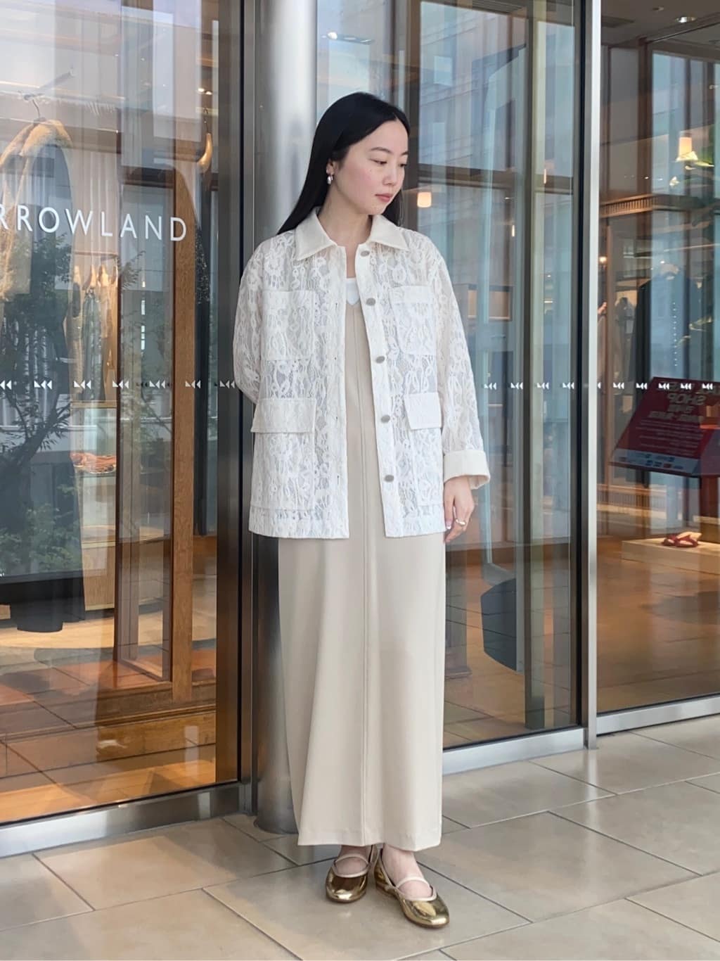 身長158㎝　〈Ballsey〉
モールレースボンディング カバーオールジャケット。
奥行きのあるレースの表情が魅力のカバーオールジャケットです。
レースの繊細さに、襟や袖口のコーデュロイの掛け合わせが甘さを抑え、モダンな印象でお召しいただけます。
デニムやワイドパンツでカジュアルに楽しむのはもちろん、ワンピースやスカートに合わせて女性らしくまとめるのもおすすめです。
ほど良くゆとりのあるシルエットで、さらりと羽織るだけでスタイリングに品のある存在感をプラスしてくれます。

〈MACPHEE〉
トリアセテートポリエステルサテン ダブルストラップキャミソールワンピース。
バッグのリボンでアジャストできるデザインなので幅広いレイヤードをお楽しみいただけるワンピースです。
なめらかなタッチと程よい光沢感で綺麗めからカジュアルまで幅広くお使いいただけます。
