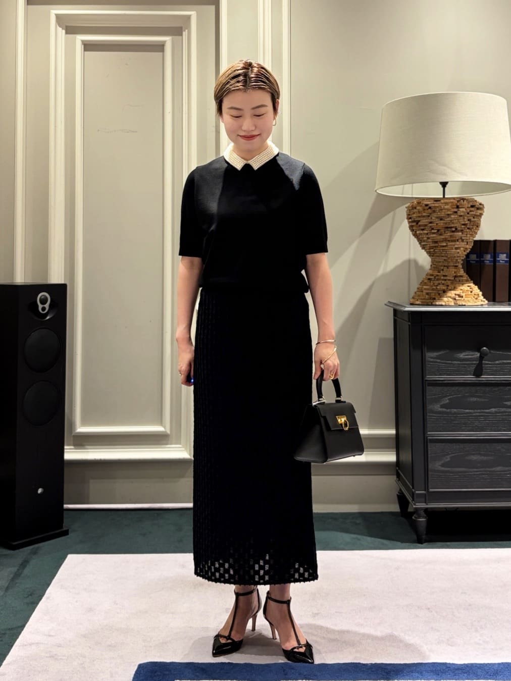 身長162㎝　お仕事のキックオフや子供の行事などきちんと感が求められるシーンが増える9月におすすめの大人のワントーンコーディネートです。

〈Ballsey〉パールコンビ シャツカラープルオーバー

毎シーズン大好評をいただいている人気のパールコンビシリーズです。
今季は、クラシカルなシャツ襟にパールをぎっしりと敷き詰めた、ジュエリーいらずの華やかなデザインにアップデート。
シルエットは身体のラインをすっきりと魅せながらも、ぴっちりとしすぎない絶妙なゆとりを持たせているため、インナー使いでも一枚でも着やすいデザインに仕上がっています。

残暑の季節から秋らしさを演出できるウールの半袖ニットは、袖が短いことで涼しさをキープしつつ、上質なウール特有の上品なマット感や深みのある風合いが、秋のムードを演出してくれます。
9月は一枚で主役として、10月・11月にはジャケットやジレ、コートのインナーとして◎
袖がすっきりしているごわつかないデザインなので、アウターを羽織っても着膨れせず、真冬手前まで何通りものレイヤードスタイルが楽しめます。
